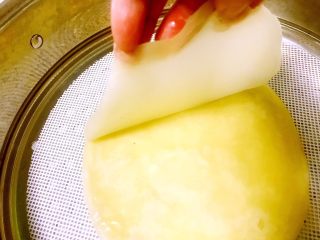 9、饺子皮的春天来了（快速版春卷）,趁热一层层揭起来。