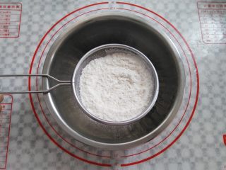 3、燕麦巧克力棒棒糖,加入过筛的低筋面粉和小苏打粉