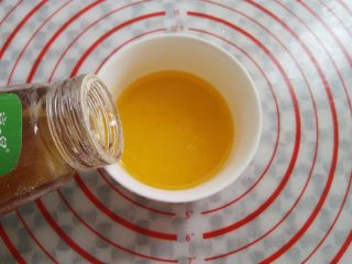 4、燕麦巧克力棒棒糖,黄油隔水融化，倒入蜂蜜