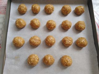 8、燕麦巧克力棒棒糖,戴上一次性手套把面团抓成球，搓圆一点。同时预热烤箱160度