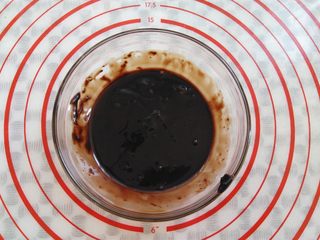 11、燕麦巧克力棒棒糖,30克好时巧克力酱里加入35克耐烤巧克力融化。如果用的比较浓稠的巧克力酱就不用加巧克力了