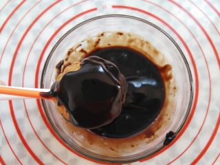 13、燕麦巧克力棒棒糖,饼干放入巧克力酱里裹一下酱