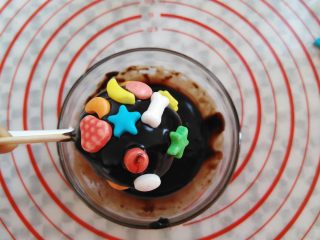 14、燕麦巧克力棒棒糖,表面放上喜欢的糖果，我顺手用了孩子的彩色糖果