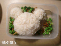 13、轻松熊便当,在空隙处填入豌豆小炒