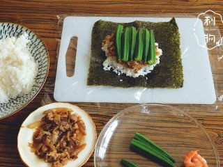 14、5分钟口袋饭团,首先先按照牛丼的做法，将牛肉炒好，秋葵热水焯好。再在海苔上铺一层饭，然后铺一层牛肉，秋葵摆好，撒少许盐，然后铺一层饭