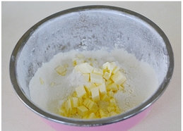 2、白桃薄荷塔,低筋粉，糖粉过筛。