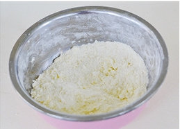 3、白桃薄荷塔,加入切块的黄油。