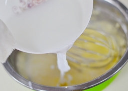 12、白桃薄荷塔,牛奶在锅中隔水煮开。