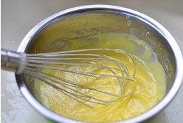 16、白桃薄荷塔,最后蛋奶糊成浓稠状并光滑时关火，盖上保鲜膜，放入冰箱备用。