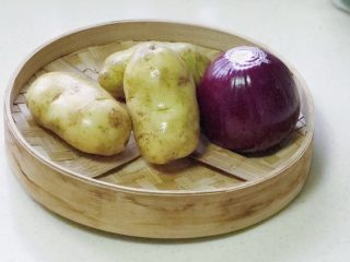 1、家常洋葱炒土豆,准备好食材