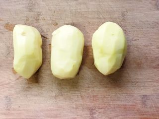 2、家常洋葱炒土豆,土豆去皮