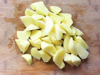 3、家常洋葱炒土豆,切成小的滚刀块