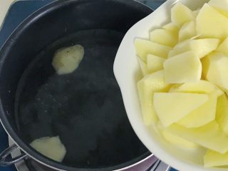 4、家常洋葱炒土豆,锅里倒入水放入土豆煮熟