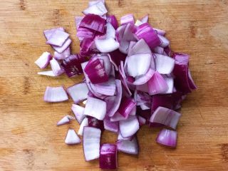 5、家常洋葱炒土豆,洋葱切成片