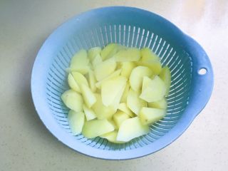 7、家常洋葱炒土豆,土豆煮熟沥干水分