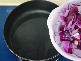 8、家常洋葱炒土豆,热锅冷油,油温升高后倒入洋葱