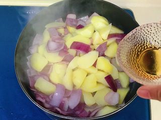 11、家常洋葱炒土豆,倒入料酒翻炒
