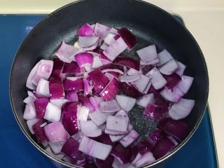 9、家常洋葱炒土豆,翻炒片刻