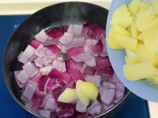 10、家常洋葱炒土豆,倒入土豆