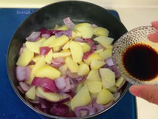 12、家常洋葱炒土豆,倒入生抽翻炒