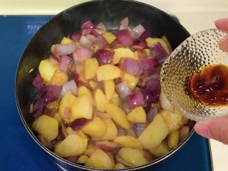 13、家常洋葱炒土豆,加入蚝油拌匀
