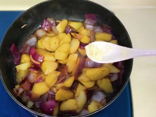 14、家常洋葱炒土豆,撒入少许鸡精拌匀