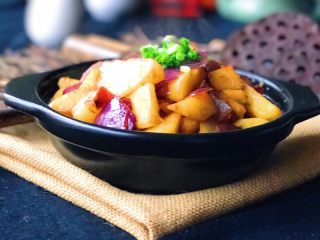 15、家常洋葱炒土豆,撒上葱花即可……