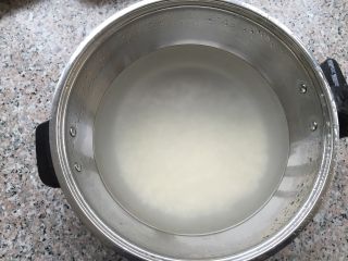 2、香菇鸡肉粥,大米洗干净，加适量的水浸泡十分钟。