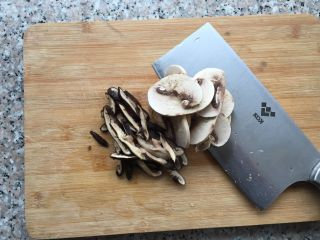 4、香菇鸡肉粥,香菇和口蘑切片。