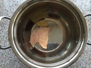 5、香菇鸡肉粥,汤锅加入适量的水，放入料酒和姜，鸡脯肉煮八分钟左右，捞出备用。
