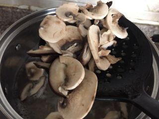 6、香菇鸡肉粥,香菇焯水。