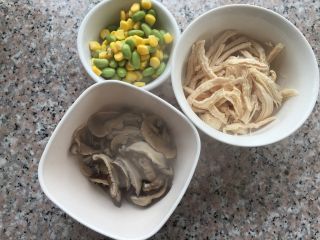 7、香菇鸡肉粥,玉米粒和青豆洗干净，香菇挤出多余的水分。煮好的鸡胸撕成鸡丝待用。