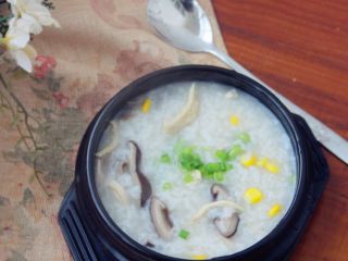 11、香菇鸡肉粥,切一点小葱放在上面。