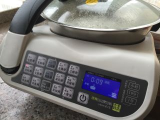 10、香菇鸡肉粥,盖上锅盖，程序继续