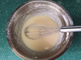 5、会做瑜伽的古法蛋糕（植物油版）,迅速筛入蛋糕粉、用手动蛋抽来回划Z字翻拌均匀