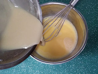 6、会做瑜伽的古法蛋糕（植物油版）,再将拌好的油面糊分次倒入蛋黄盆中、同样用手动蛋抽拌匀