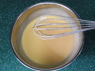 7、会做瑜伽的古法蛋糕（植物油版）,拌好的蛋黄糊呈可流动的状态、可放置一旁备用