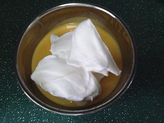 11、会做瑜伽的古法蛋糕（植物油版）,然后用刮刀取1/3蛋白至蛋黄糊中翻拌均匀