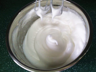 10、会做瑜伽的古法蛋糕（植物油版）,继续打至湿性发泡偏硬点、呈带弯钩状态即可