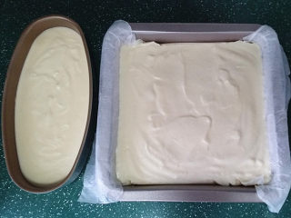 13、会做瑜伽的古法蛋糕（植物油版）,将拌好的蛋糕糊倒入垫有油纸的模具中、提起模具震几下震出大气泡