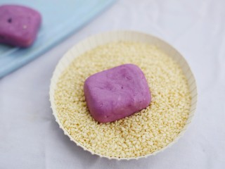 9、香甜软糯的奶香紫薯芝麻方饼,裹上白芝麻。