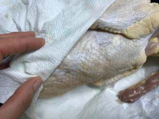 4、盐焗鸡,第二天把鸡全身都用厨房纸吸干水份。