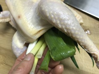5、盐焗鸡,在鸡肚里塞上葱、姜。