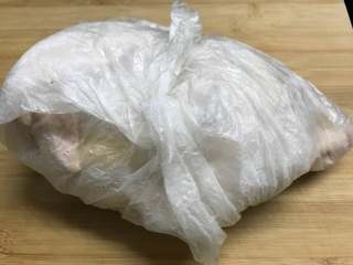 7、盐焗鸡,然后把鸡包起起来。