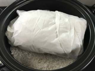 11、盐焗鸡,再将包裹好的鸡放入。