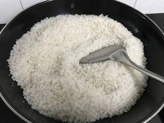 9、盐焗鸡,粗盐放入炒锅中小火翻炒10分钟，使其完全热透。