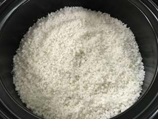 10、盐焗鸡,把热盐放入砂锅中，约两个手指节高低。