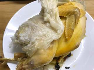 14、盐焗鸡,烤好后再焖一会，稍凉取出拿掉纱纸即可。