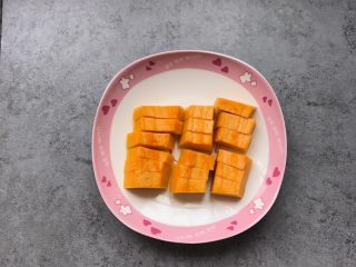 1、南瓜开口小麻薯,食材准备:南瓜去皮,切段(此时称重160g)