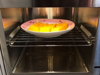 2、南瓜开口小麻薯,放蒸汽炉蒸18分钟左右至熟透